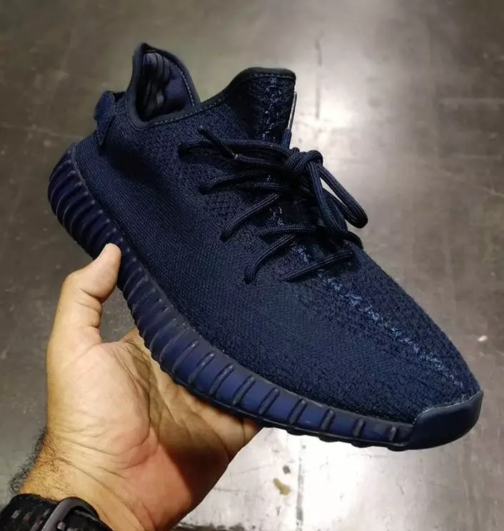 Образцы кроссовок adidas Yeezy Boost 350 V2 темно-синего цвета