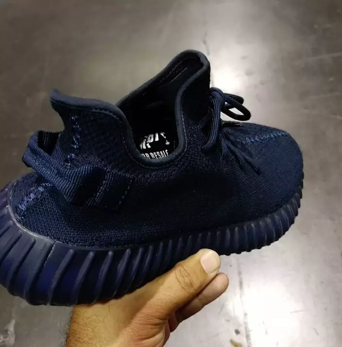 Образцы кроссовок adidas Yeezy Boost 350 V2 темно-синего цвета