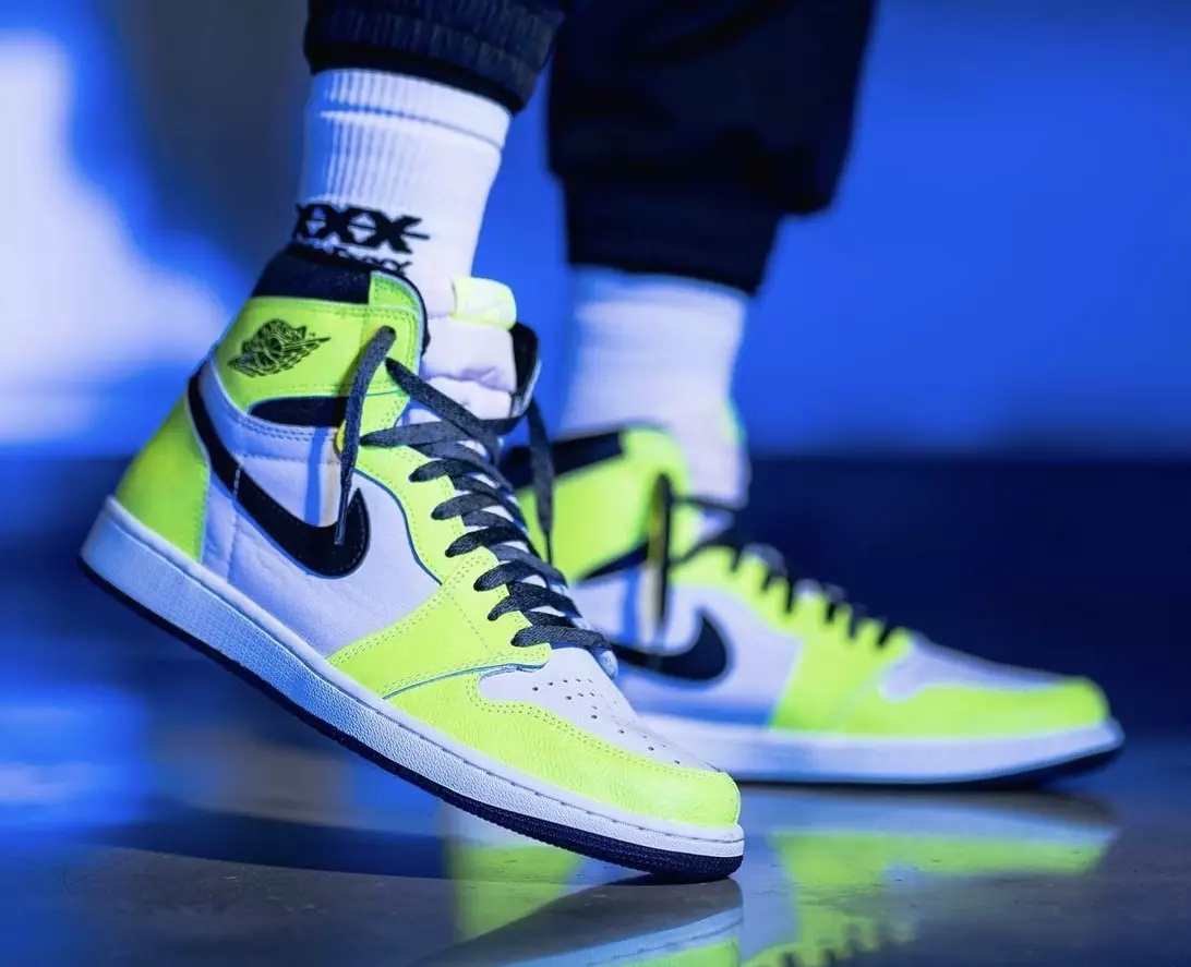 Air Jordan 1 Volt 555088-702 Utgivningsdatum på fötterna