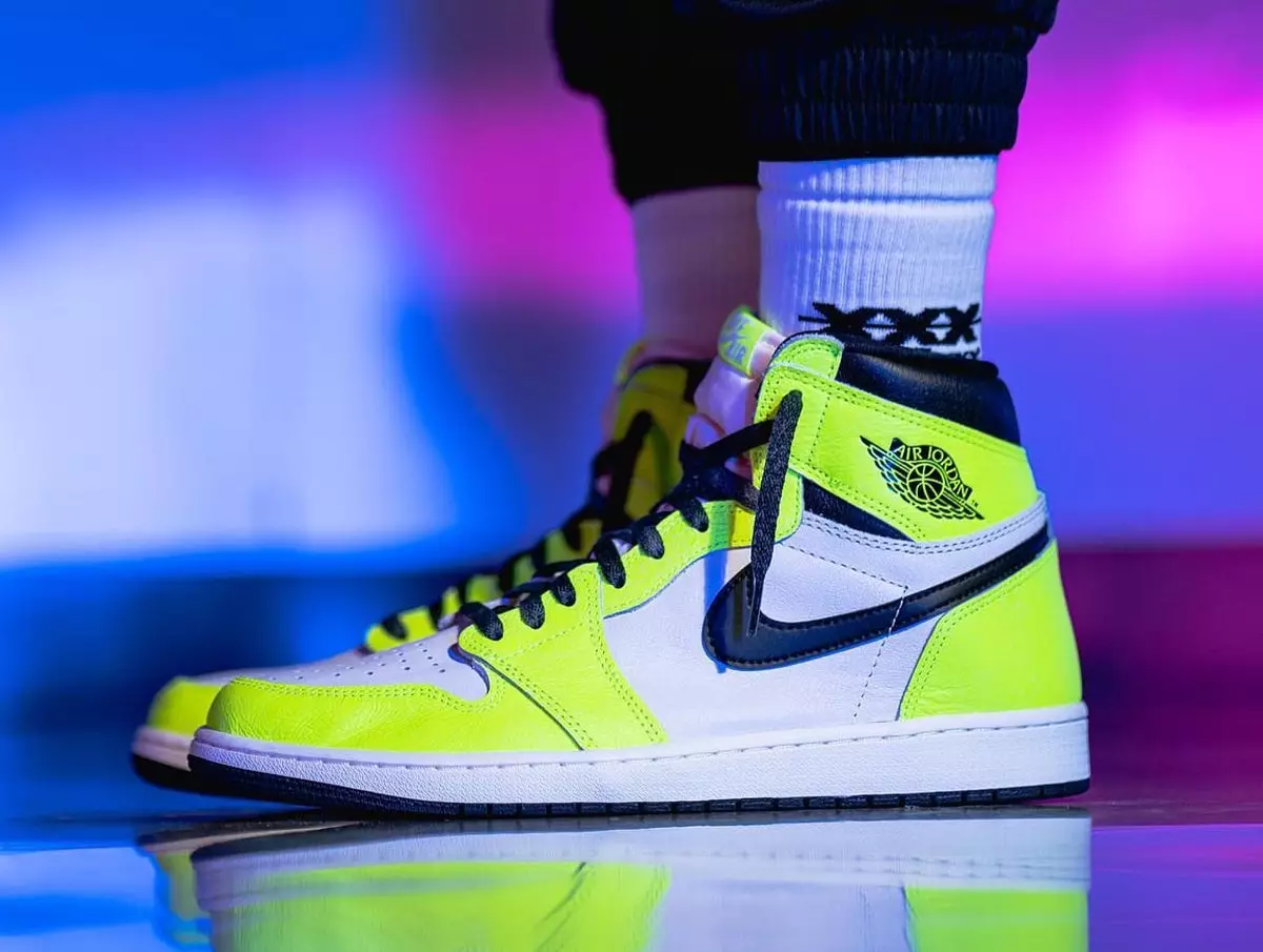 Air Jordan 1 Volt 555088-702 Kiadási dátum a lábakon