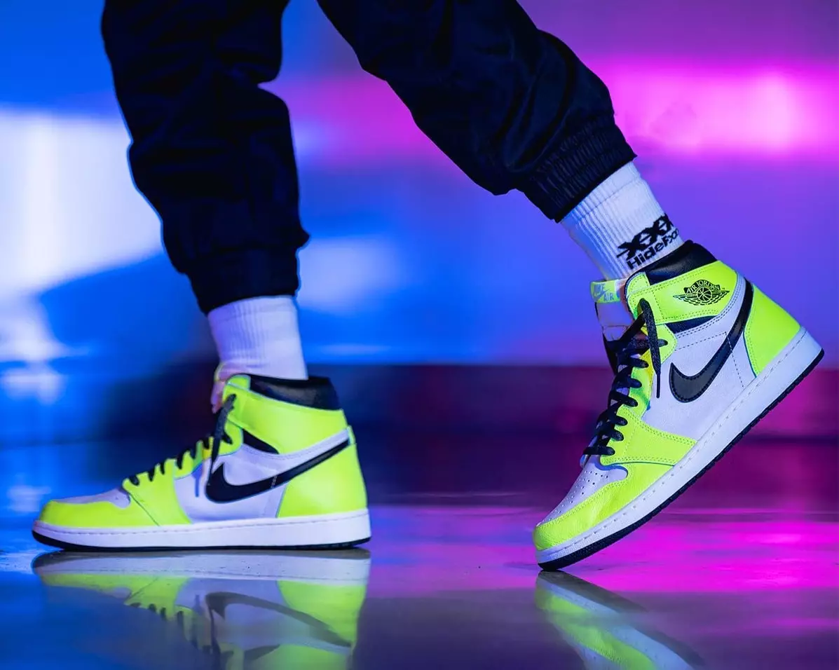 Air Jordan 1 Volt 555088-702 Дата выпуска на ножках