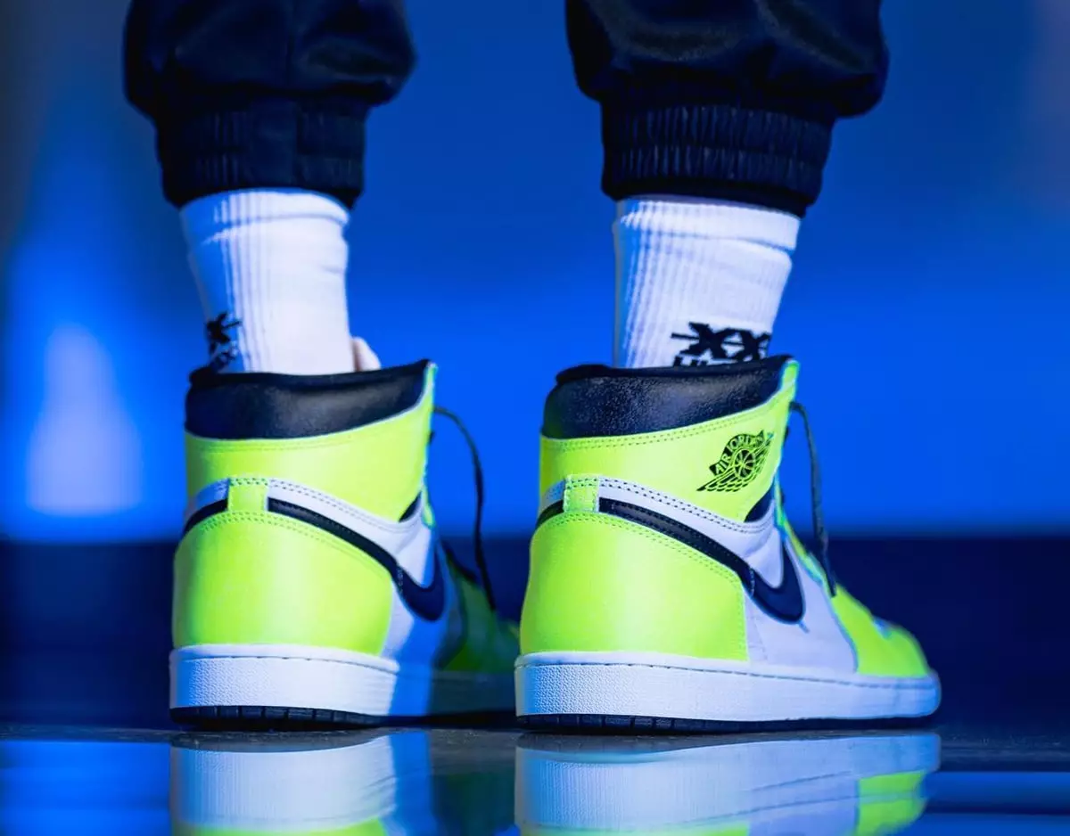 Air Jordan 1 Volt 555088-702 Tanggal Rilis On-Feet