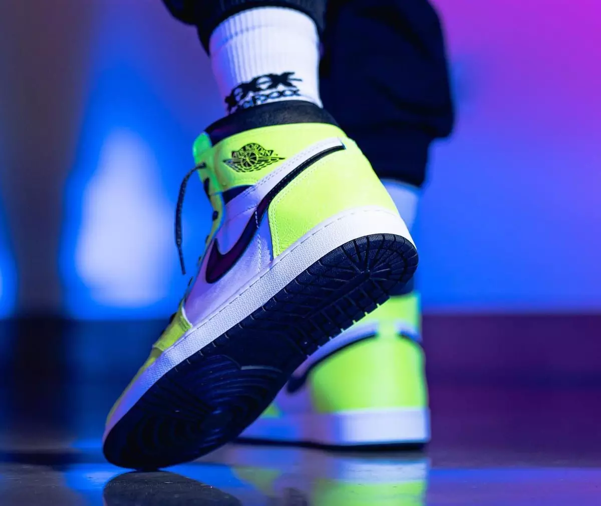 Air Jordan 1 Volt 555088-702 Թողարկման ամսաթիվ On-Feet