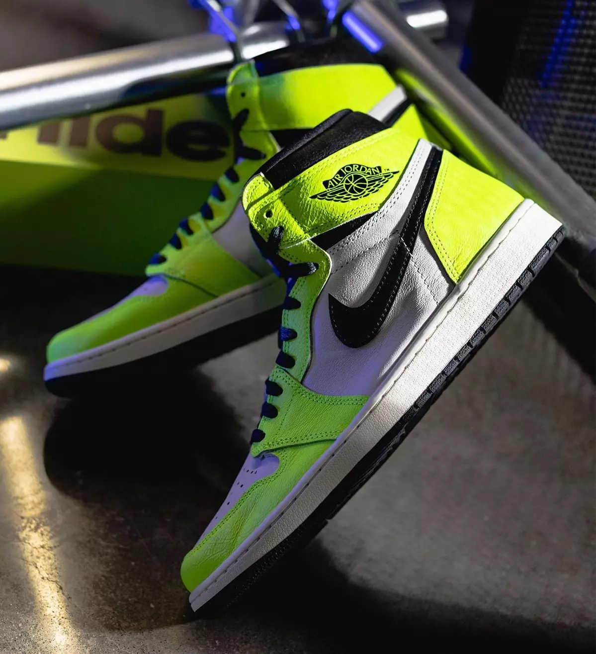 Air Jordan 1 Volt High 555088-702 Датум на издавање