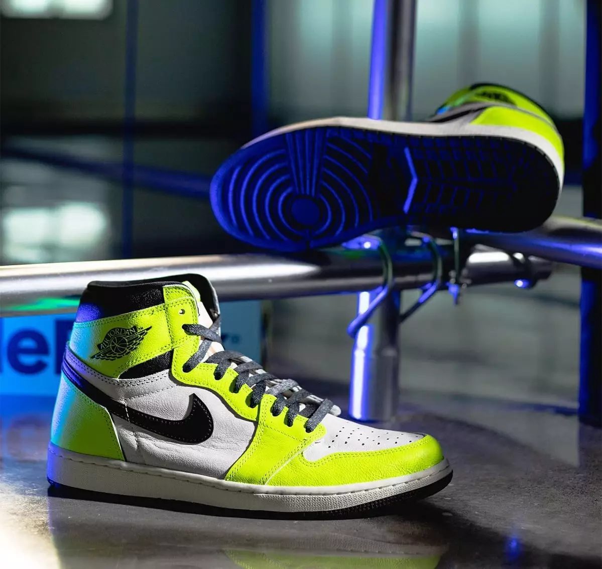 Air Jordan 1 Volt High 555088-702 Дата выпуску