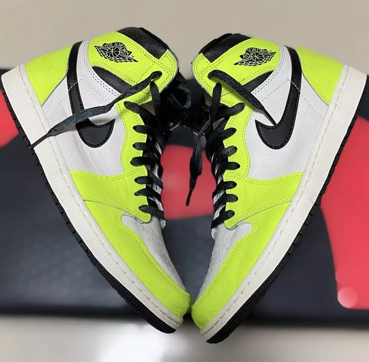 Air Jordan 1 Volt Visionaire 555088-702 Шығарылған күні