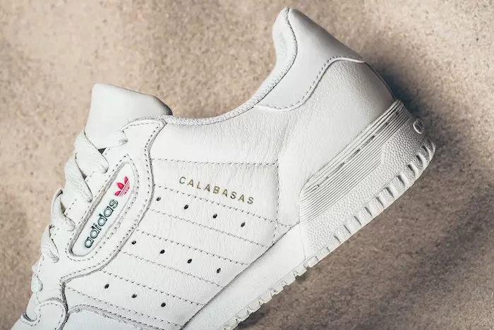 adidas Yeezy PowerPhase Farba: Core White/Core White Kód štýlu: CQ1693 Dátum vydania: 4. júna 2017 Cena: 120 USD