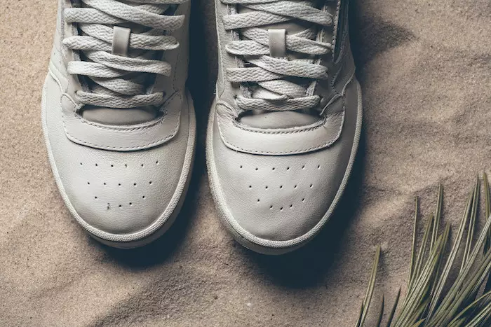 adidas Yeezy PowerPhase Color: Core White/Core White Código de estilo: CQ1693 Fecha de lanzamiento: 4 de junio de 2017 Precio: $120