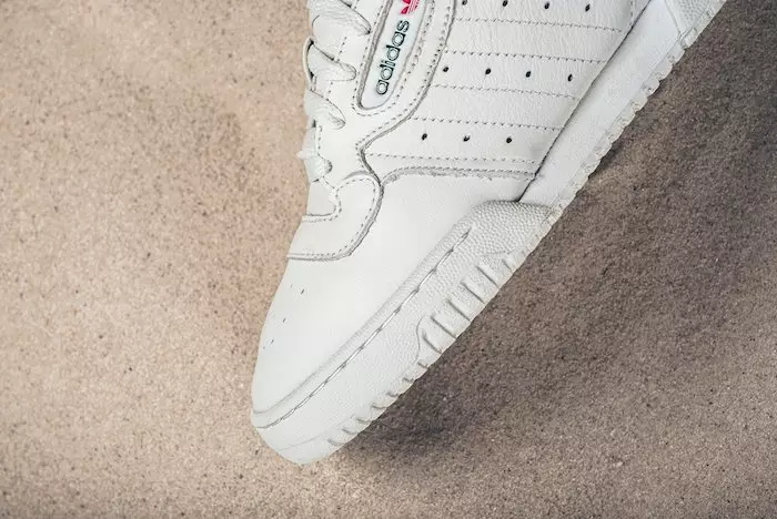 adidas Yeezy PowerPhase Faarf: Kär White/Core White Style Code: CQ1693 Release Datum: 4. Juni 2017 Präis: $ 120