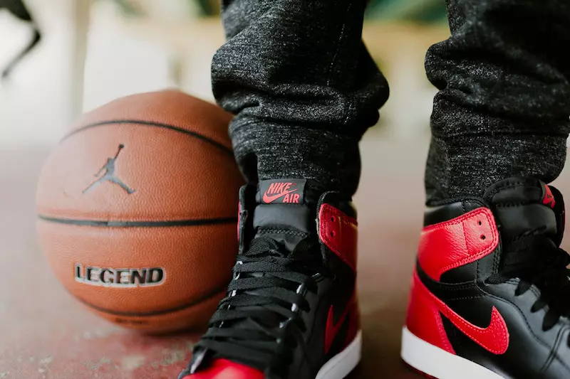 Air Jordan 1 Retro High OG тыюу салынган Bred