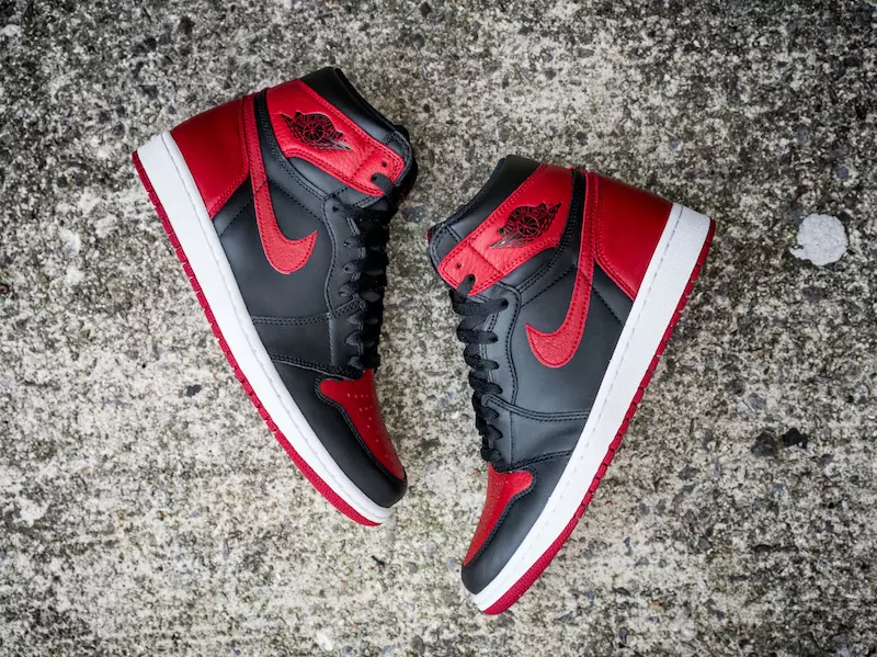 Air Jordan 1 taqiqlangan qora Varsity Qizil Oq