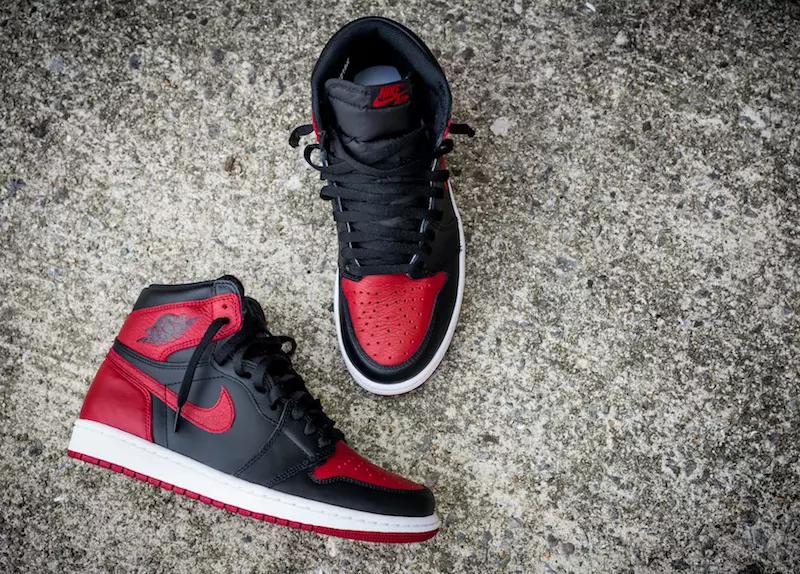 Air Jordan 1 တားမြစ်ထားသည့်အနက်ရောင် Varsity အနီရောင်အဖြူ