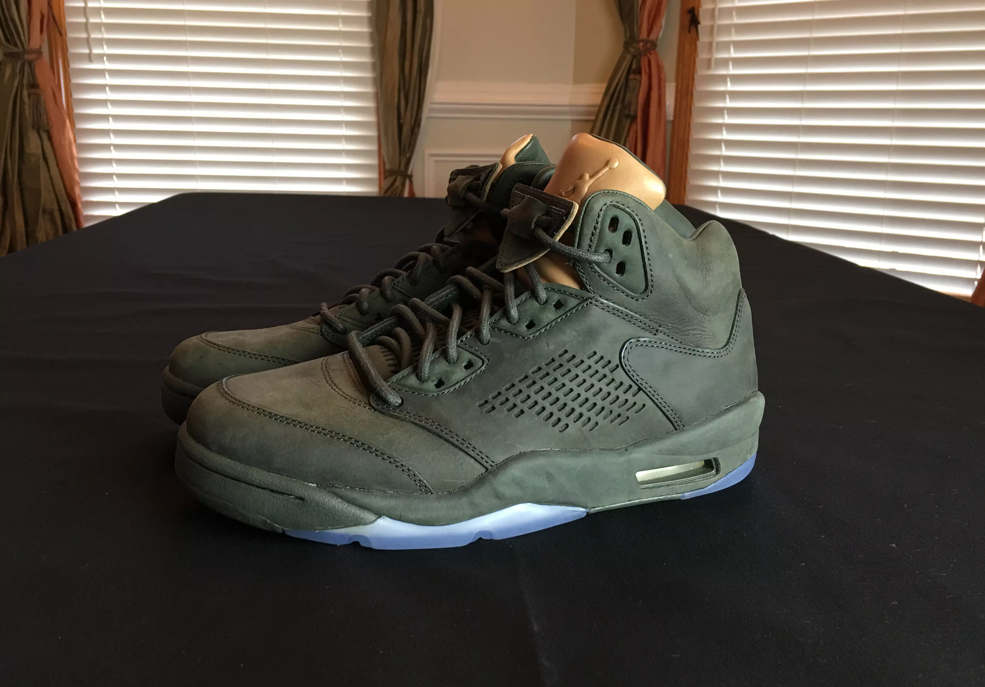 Lidojiet Air Jordan 5 881432-305