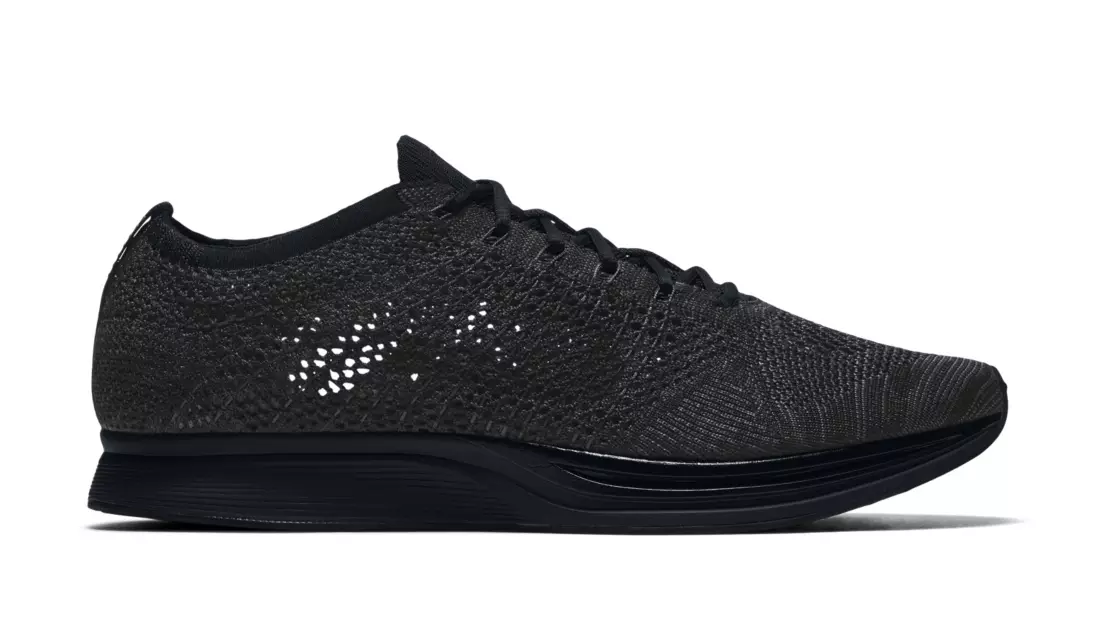 2016 оны шилдэг 10 пүүзний худалдаанд гарсан Nike Flyknit Racer Triple Black.