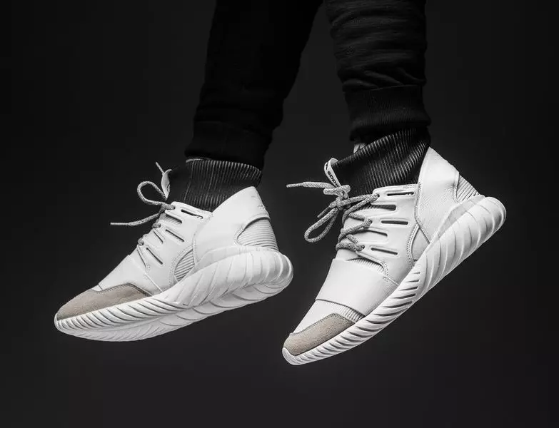 adidas Tubular Doom Dubh Bán Ceann Yang Pacáiste