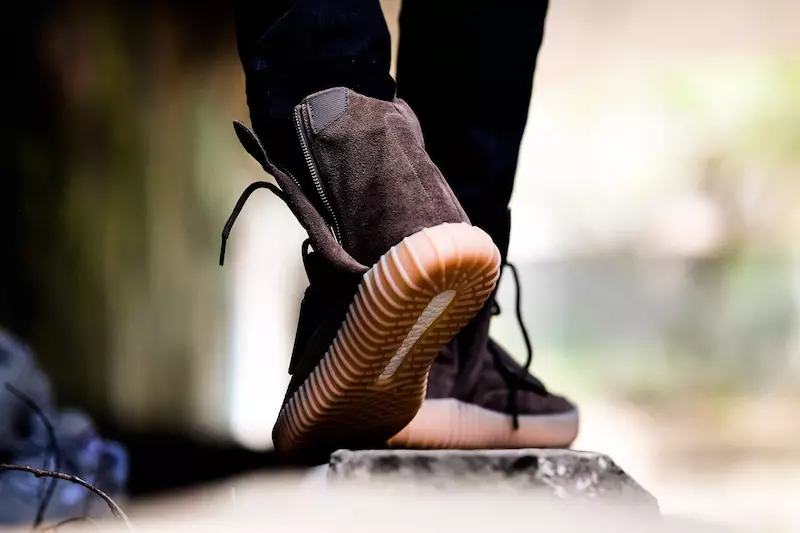 adidas Yeezy Boost 750 Chocolate Castanho Claro no Pé