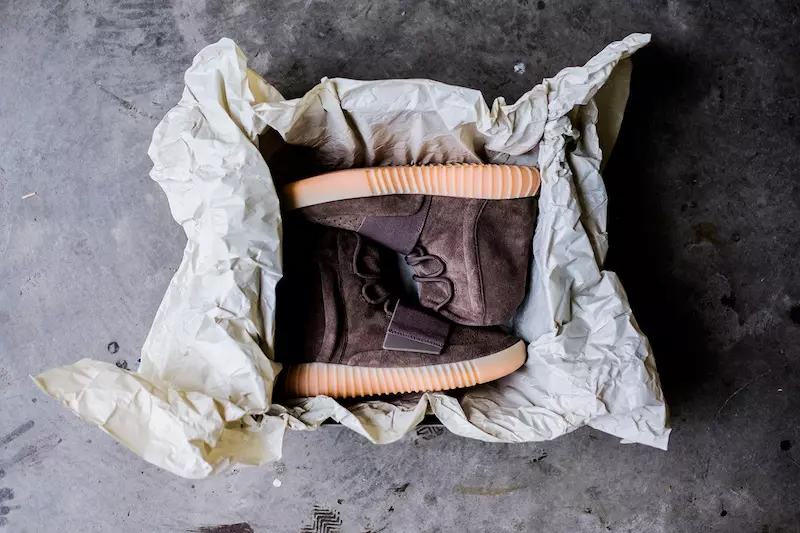 adidas Yeezy Boost 750 Shokolad ochiq jigarrang oyoqda