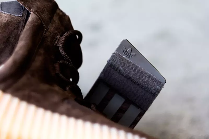 adidas Yeezy Boost 750 Chocolate Castanho Claro no Pé