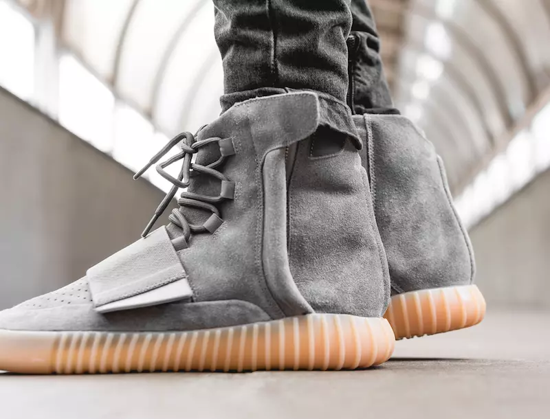 אַדידאַס Yeezy 750 באָאָסט ליכט גריי גומע שייַנען אין דער פינצטער