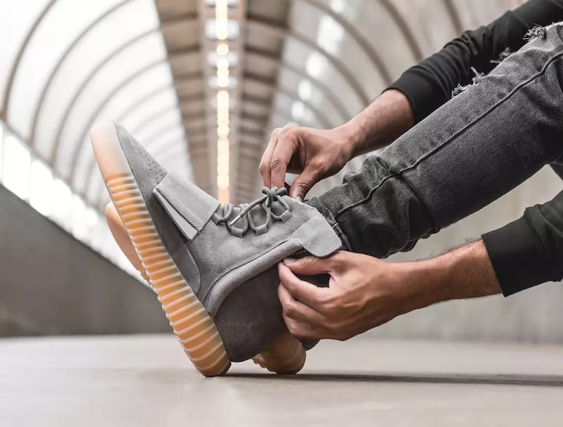 Adidas Yeezy 750 Boost helehall igeme helendab pimeduses