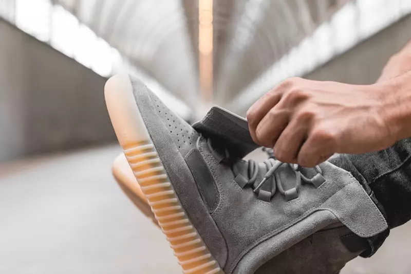 Adidas Yeezy 750 Boost Light Grey Gum Glow дар торикӣ