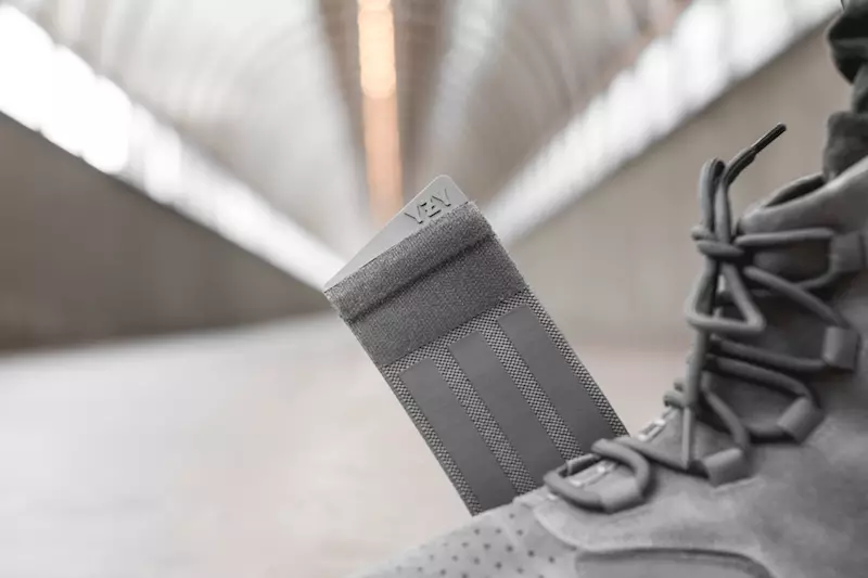 אַדידאַס Yeezy 750 באָאָסט ליכט גריי גומע שייַנען אין דער פינצטער