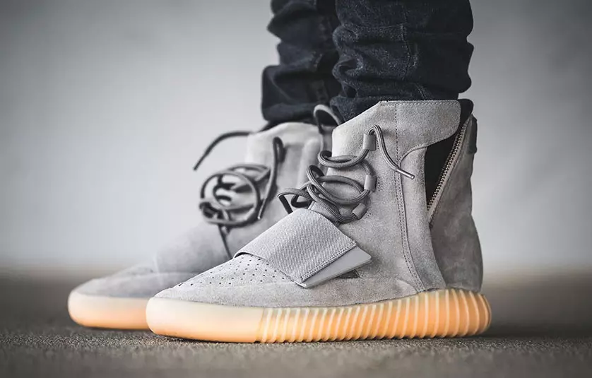 Yeezy Boost 750 cinza claro nos pés