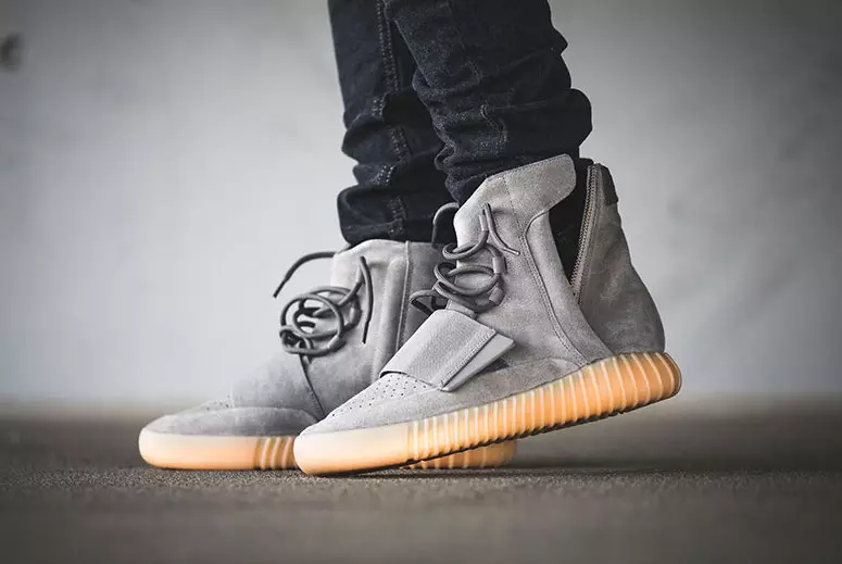 Yeezy Boost 750 svijetlo siva na nogama