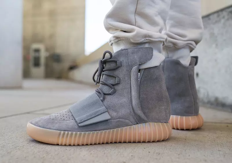 Yeezy Boost 750 Abu-abu Muda Di Kaki