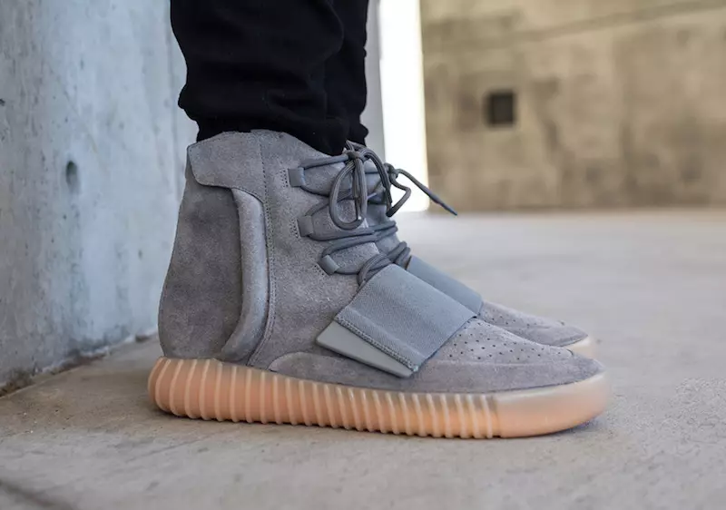 Yeezy Boost 750 svijetlo siva na nogama