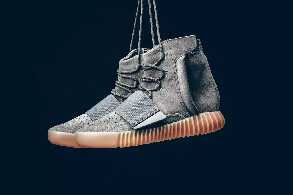 אַדידאַס Yeezy 750 באָאָסט ליכט גריי גומע שייַנען אין דער פינצטער