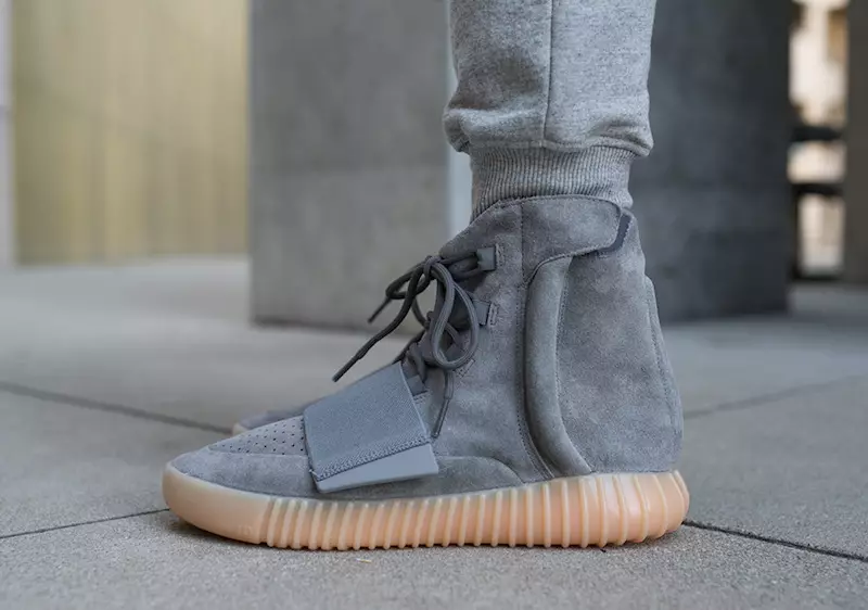 Yeezy Boost 750 gris clar als peus