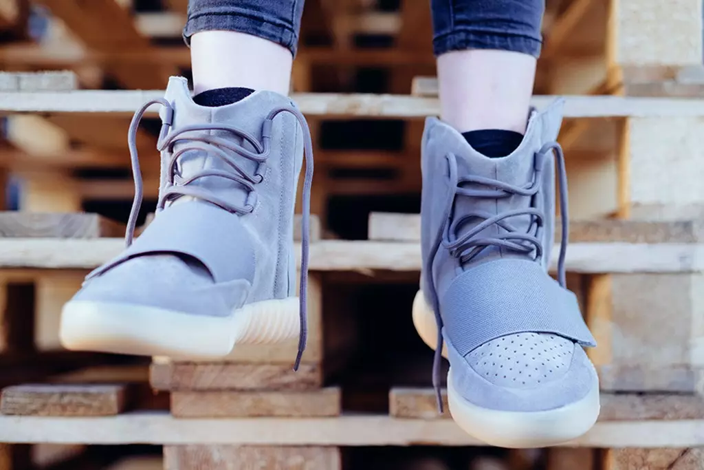 Світло-сірі кросівки adidas Yeezy 750 Boost On-Feet