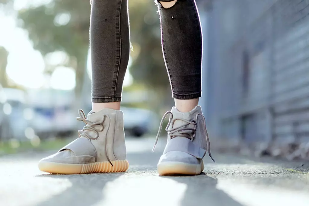 Lichtgrijze adidas Yeezy 750 Boost op voeten