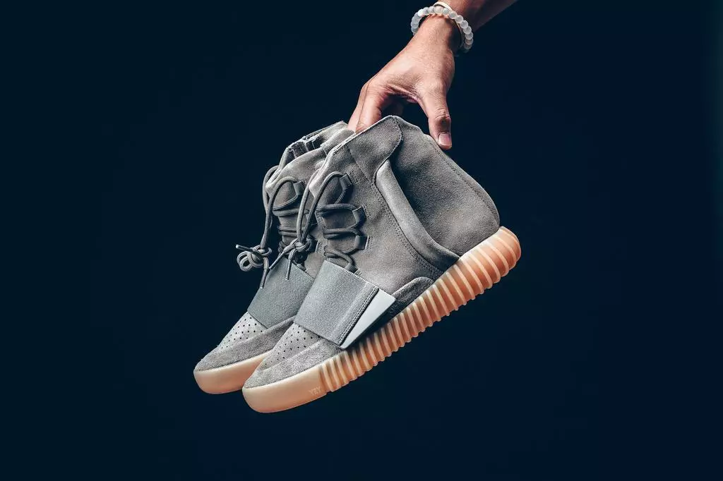 אַדידאַס Yeezy 750 באָאָסט ליכט גריי גומע שייַנען אין דער פינצטער