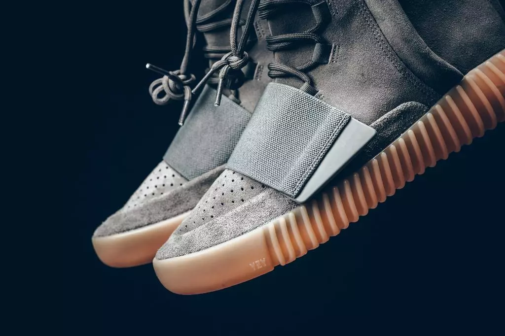 אַדידאַס Yeezy 750 באָאָסט ליכט גריי גומע שייַנען אין דער פינצטער