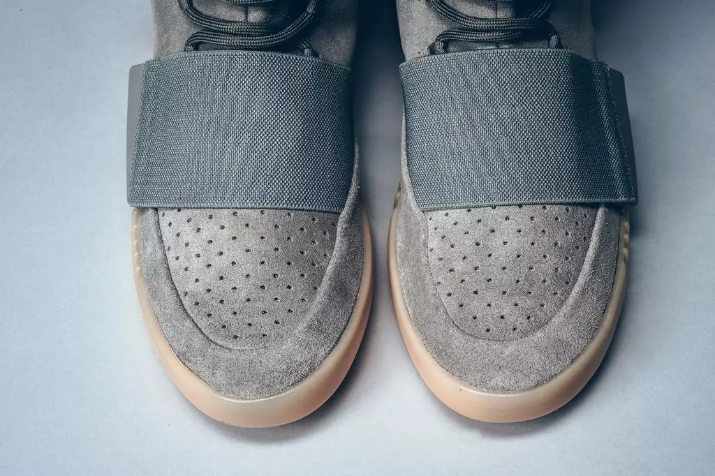 adidas Yeezy 750 Meningkatkan Light Grey Gum Glow in the Dark