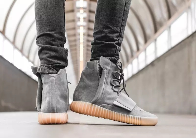 Adidas Yeezy 750 Boost Light Grey Gum Glow дар торикӣ