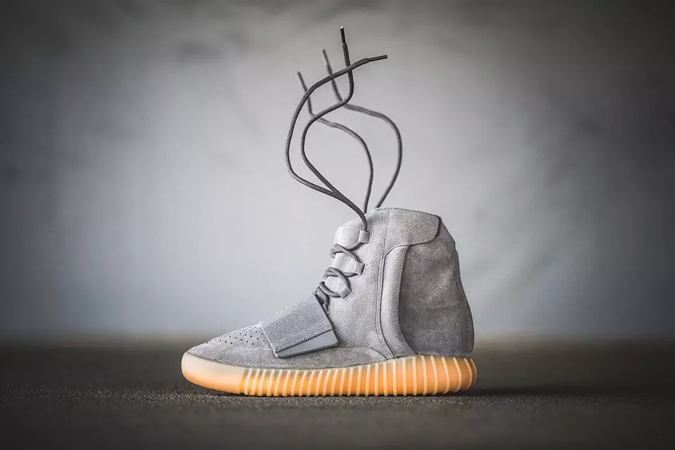 Yeezy Boost 750 Siva žvakaća guma na nogama