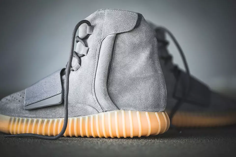 Yeezy Boost 750 Çamçakëz gri në këmbë