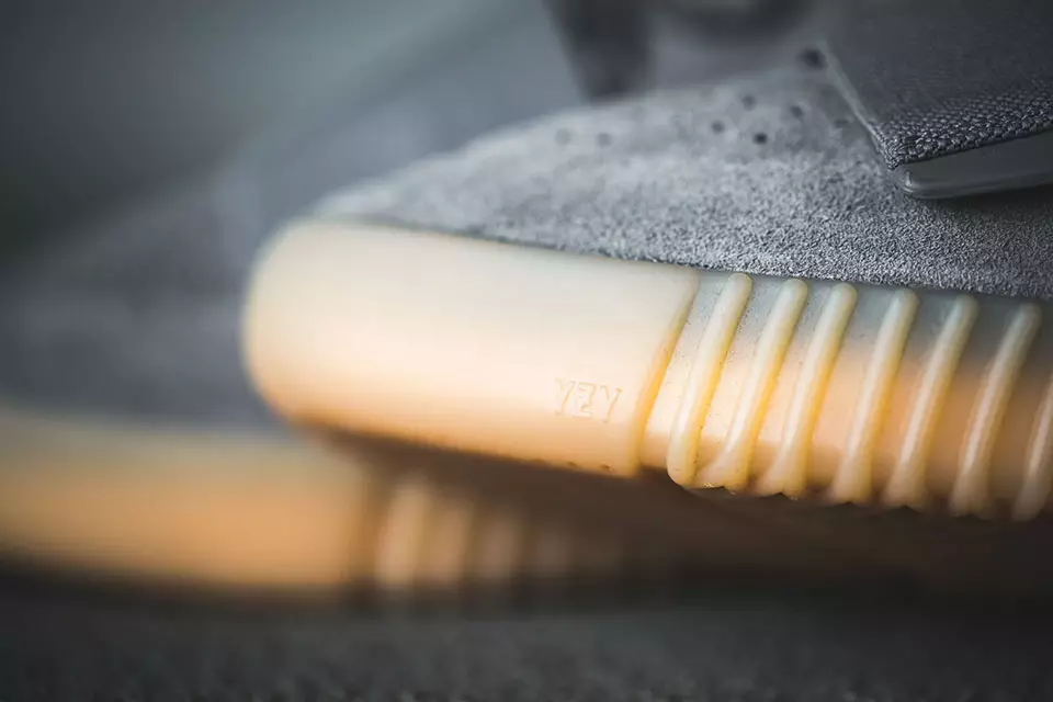 Yeezy Boost 750 grijze kauwgom op voeten