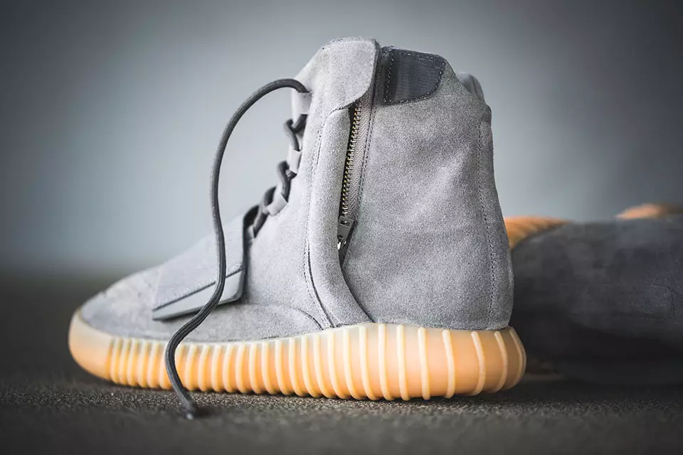 Yeezy Boost 750 sivá žuvačka na nohách