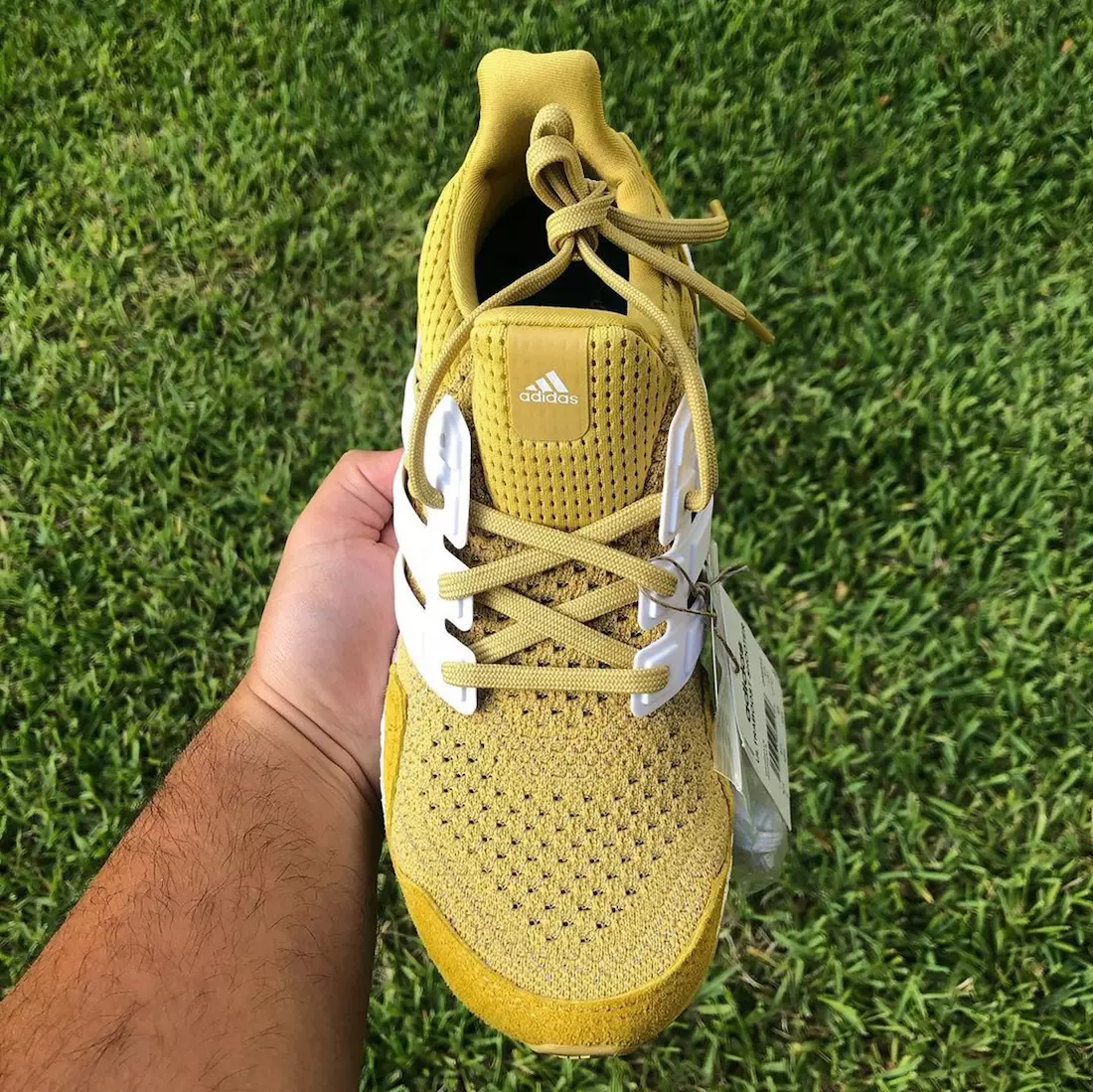 Extra Butter Happy Gilmore adidas Ultra Boost Gold Jacket Data de lançamento