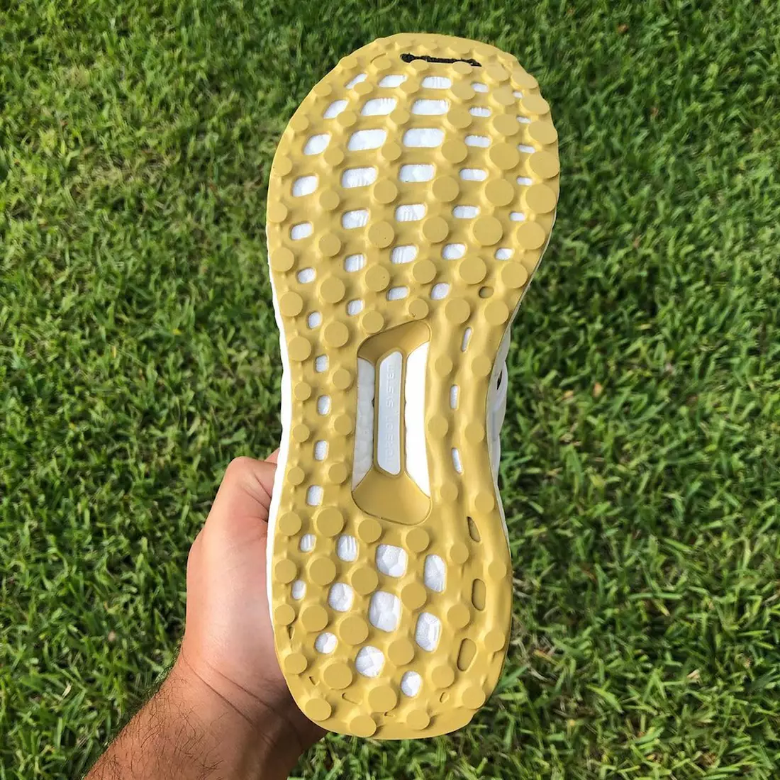 Ngày phát hành áo khoác vàng Extra Butter Happy Gilmore adidas Ultra Boost Gold