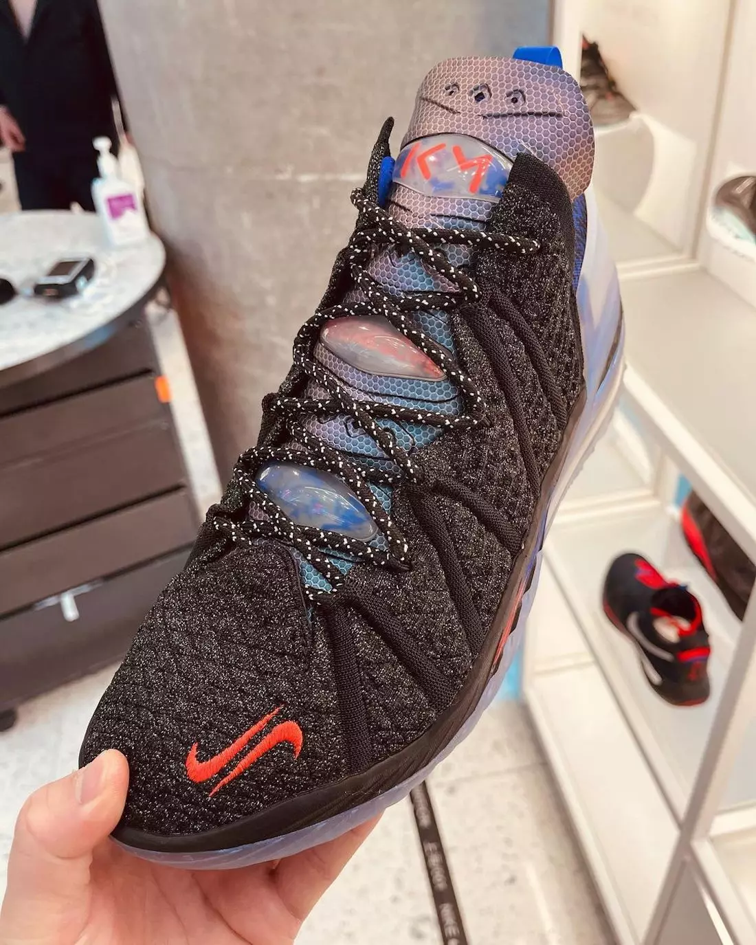 Nike LeBron 18 Kylian Mbappe מעלדונג טאָג