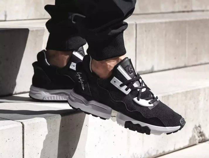 تم إطلاق أديداس Y-3 ZX Torsion باللون الأسود