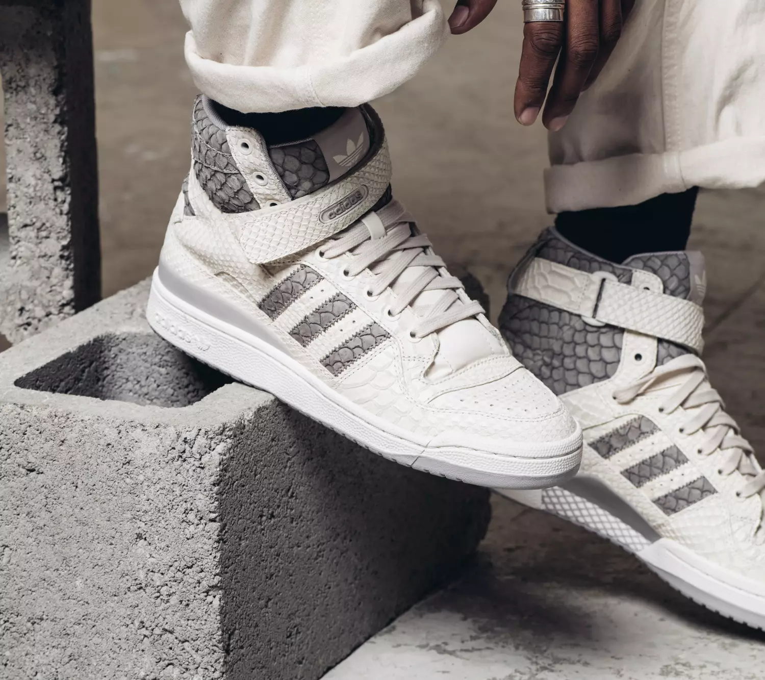 adidas Forum Hi OG piel de serpiente blanco gris