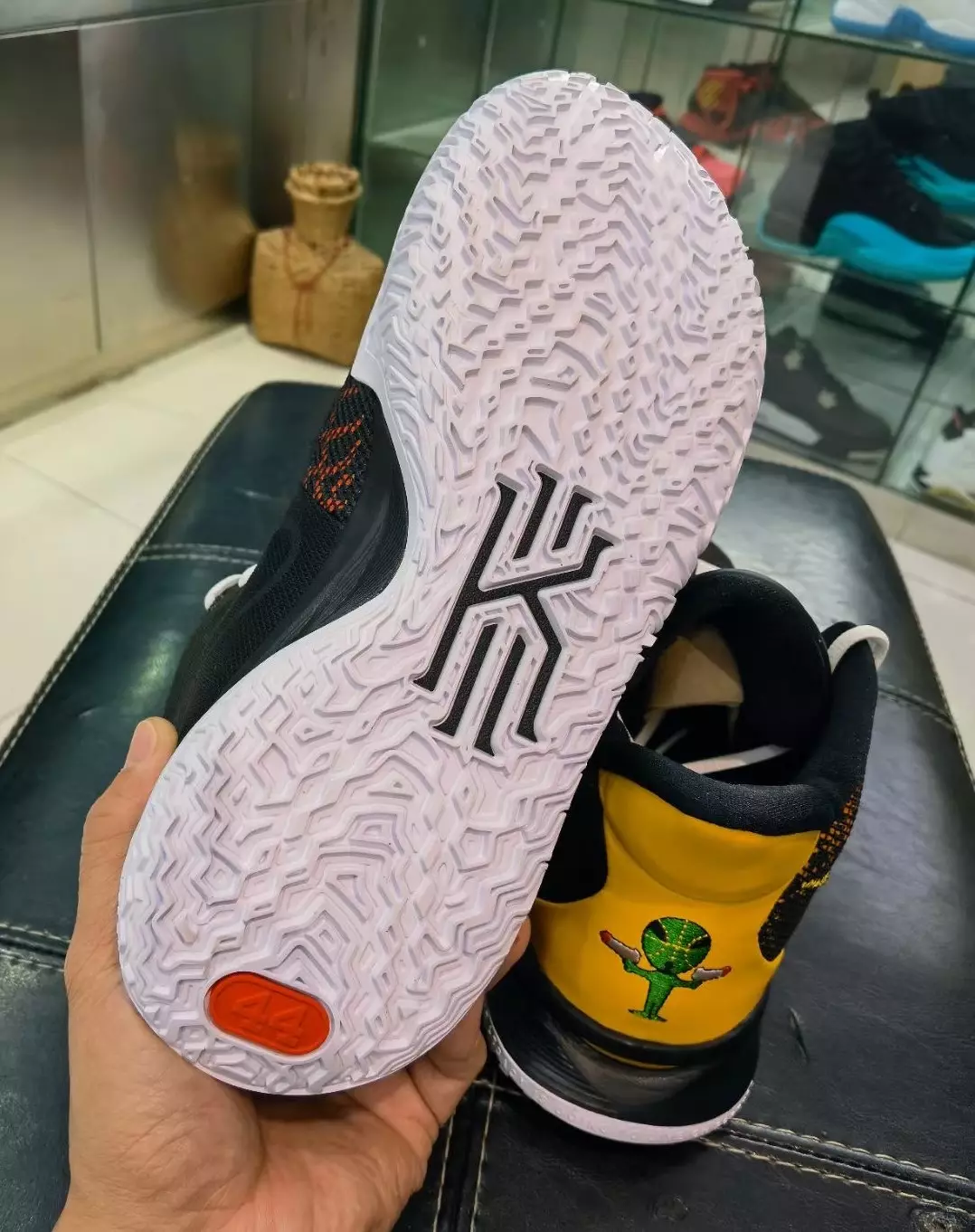 Санаи нашри Nike Kyrie 7 Raygun CQ9327-003