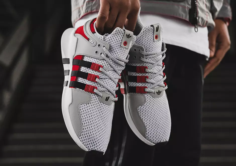 Pek Lambang Adidas EQT yang berlebihan