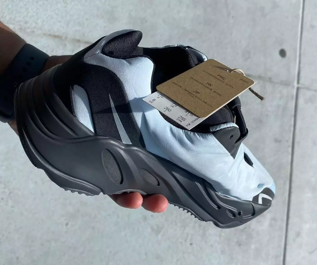 adidas Yeezy Boost 700 MNVN Сина нијанса Цена на датумот на издавање